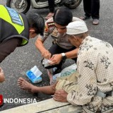 Aksi Kapolresta Banyuwangi: Menolong Kakek Penjual Nangka Korban Kecelakaan