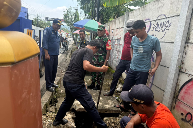 Tiang Lampu di Banjar Bikin Selokan Mampet, Siapa yang Perbaiki? Ini Kata Pemkot