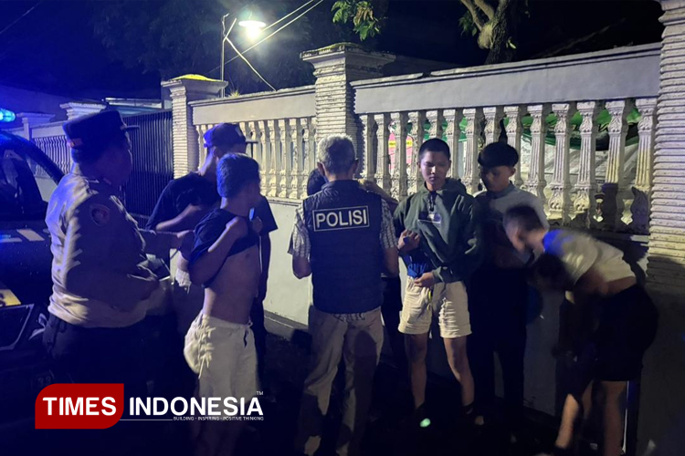 Polsek Bangorejo Polresta Banyuwangi Bubarkan Sekelompok Pemuda Saat Pesta Miras