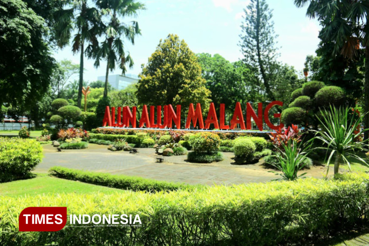 Pekerja Kebut Finishing Alun-Alun Merdeka Malang Jelang Peresmian