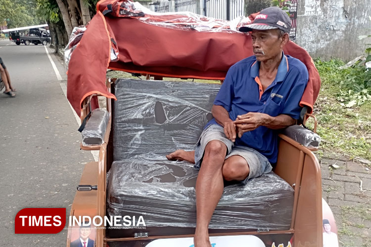 Mengayuh Becak Puluhan Tahun, Buang Kini Berjuang dengan Becak Listrik