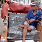 Mengayuh Becak Puluhan Tahun, Buang Kini Berjuang dengan Becak Listrik