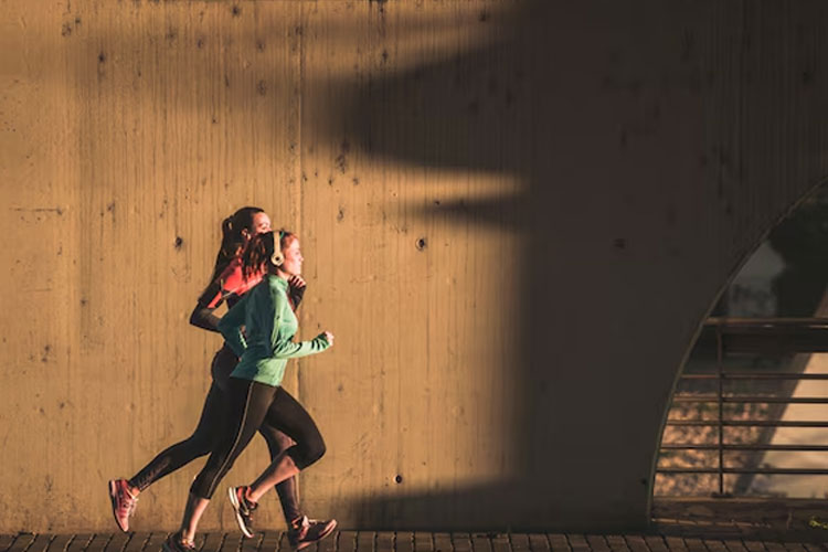 Lari Pagi vs Lari Malam: Mana yang Lebih Efektif untuk Membakar Lemak?