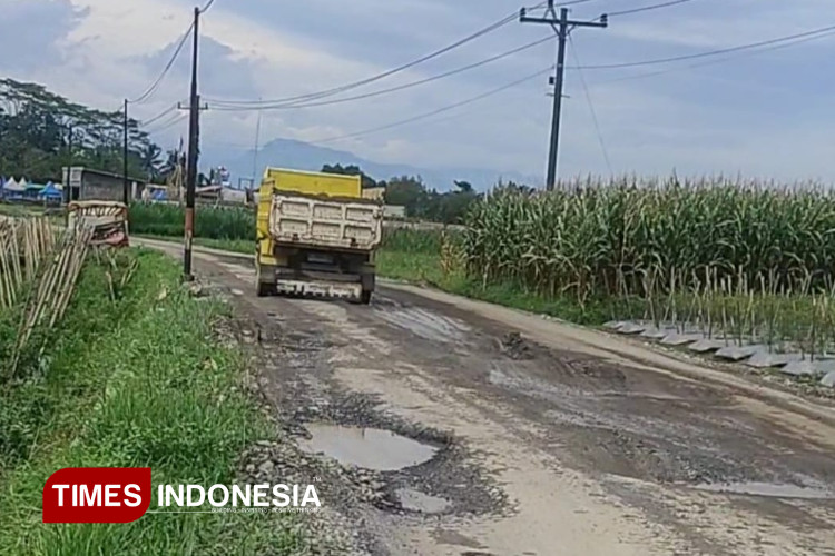 Jalan Baru di Banjarnegara Sudah Rusak, Diduga akibat Truk Tambang dan Cuaca Ekstrem