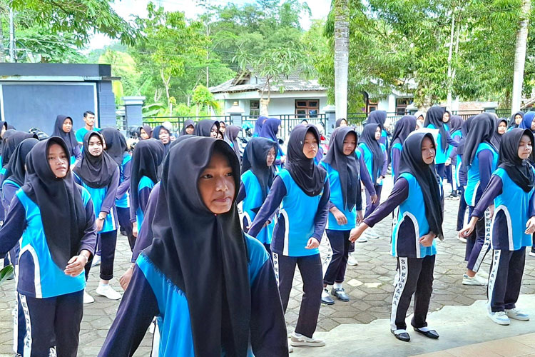 SMPN 2 Kebonagung Pacitan Terapkan Pembiasaan Senam dan Doa Setiap Pagi