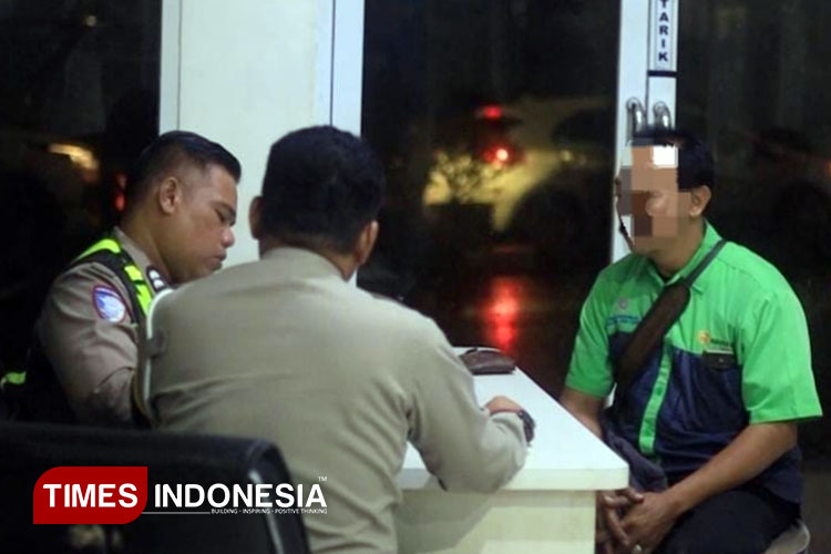 Aksi Ugal-ugalan Sopir Trans Jatim di Gresik Berujung Tilang Polisi