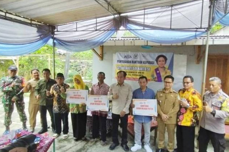 Program Aspirasi Titiek Soeharto Hiadir di Gunungkidul, Petani Karangtengah Terima Ayam Petelur