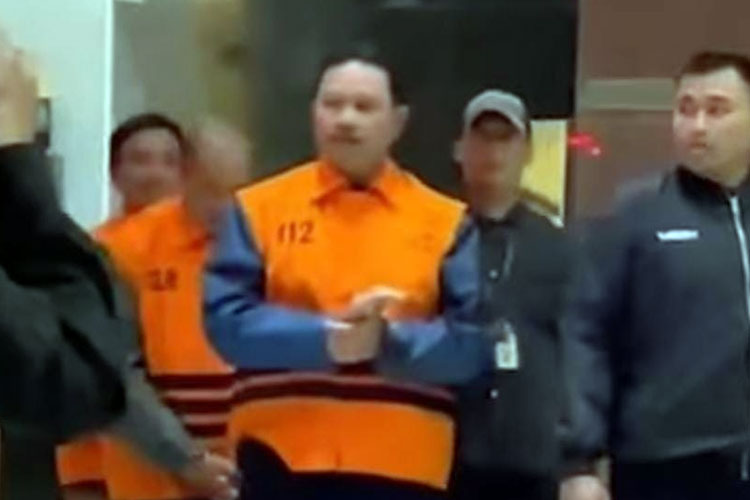 Bungkam, Wali Kota Madiun Maidi Diborgol dan Kenakan Rompi Tahanan KPK