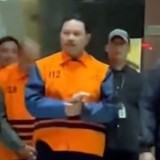 Bungkam, Wali Kota Madiun Maidi Diborgol dan Kenakan Rompi Tahanan KPK