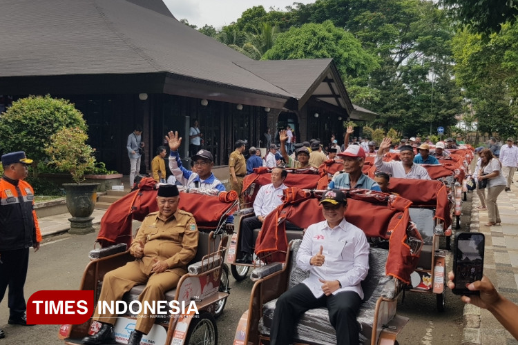 200 Tukang Becak di Kabupaten Malang Terima Becak Listrik dari Presiden Prabowo