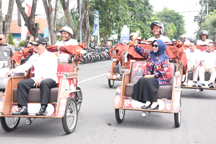 Senyum Tukang Becak Sidoarjo Usai Terima Becak Listrik dari Presiden Prabowo