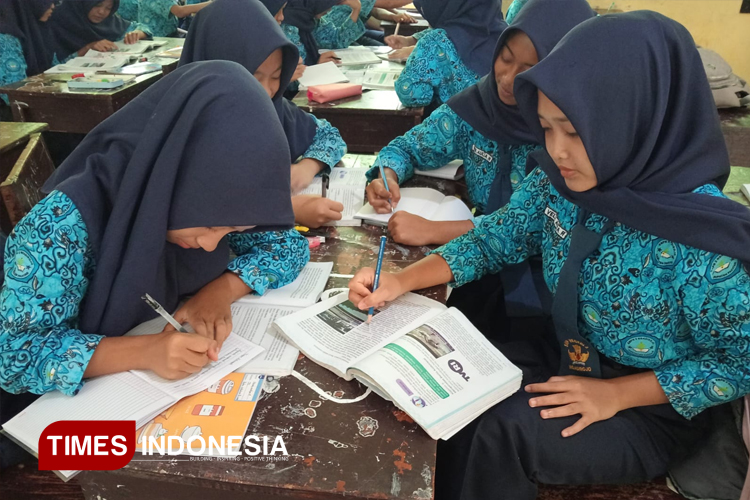 Bahasa Indonesia Kelas VII C SMPN 2 Ngadirojo Pacitan Terapkan Diskusi Analisis Berita Audio Visual