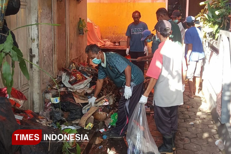 Diduga Depresi, Warga Bondowoso Tumpuk Sampah di Rumahnya