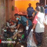 Diduga Depresi, Warga Bondowoso Tumpuk Sampah Plastik di Rumahnya