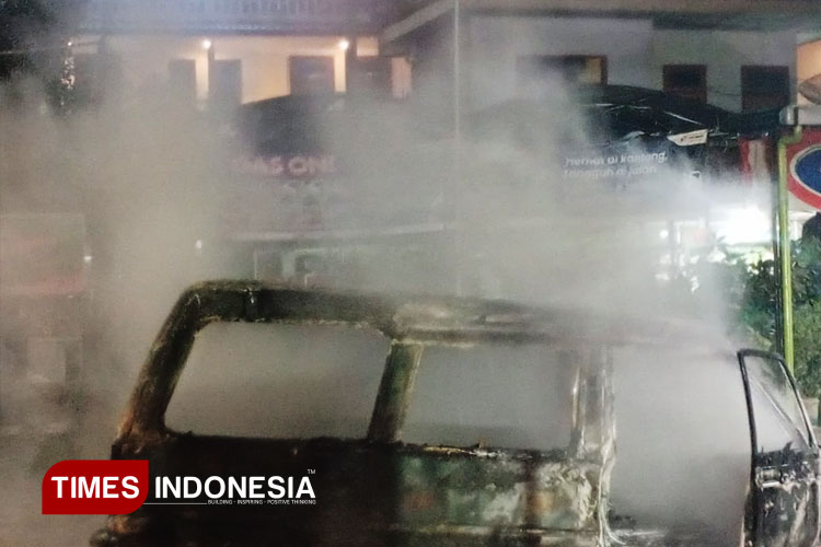 Diduga Korsleting Saat Beli BBM, Mobil Minibus Terlalap Api di SPBU Kepanjen Malang