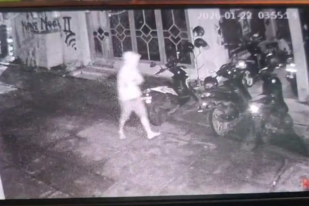 Dua Motor Penghuni Rumah Kos di Bondowoso Raib Dicuri, Aksi Terekam CCTV