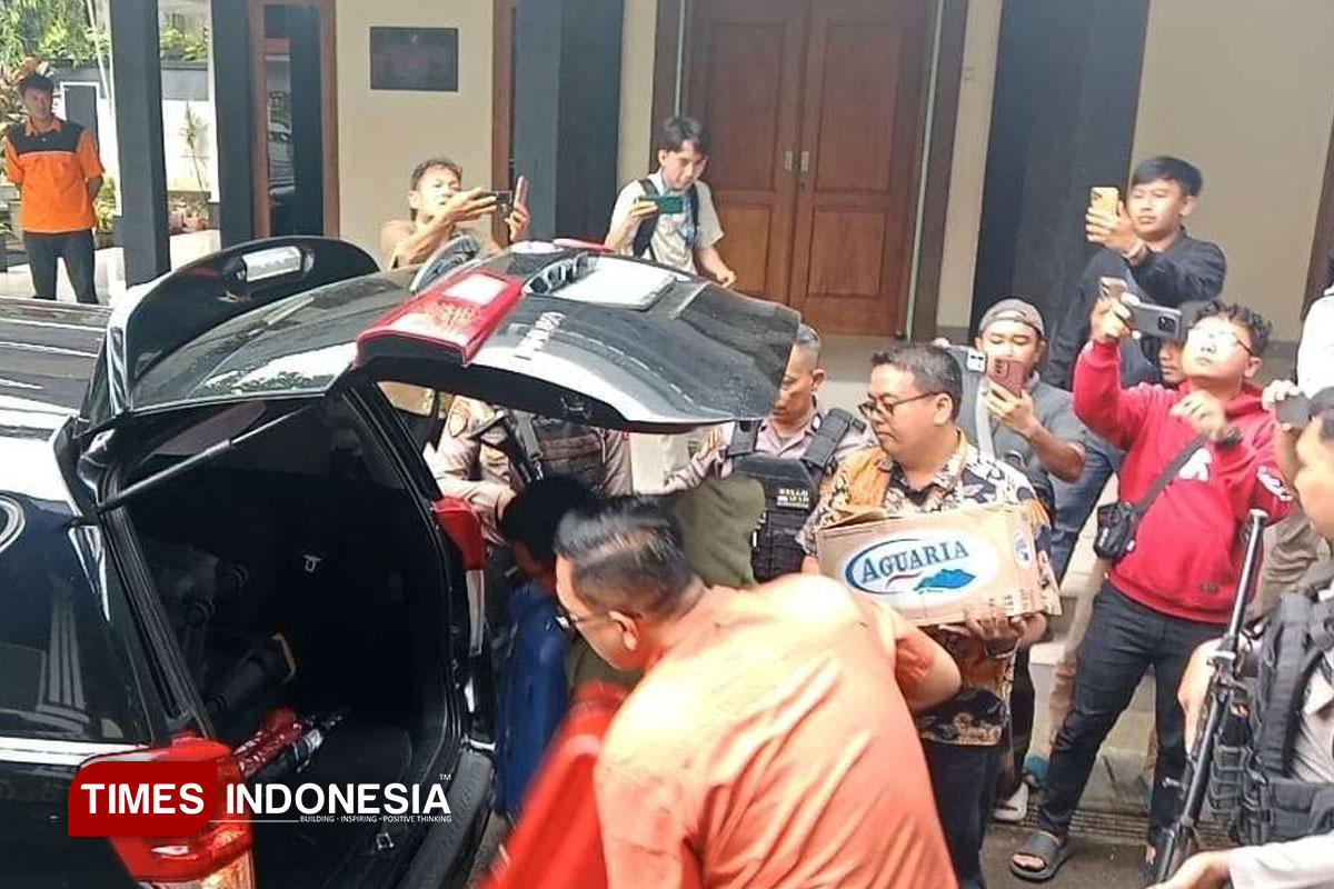 KPK RI Sita Dua Koper dan Satu Kardus Barang Bukti dari Kantor Bupati Pati Sudewo