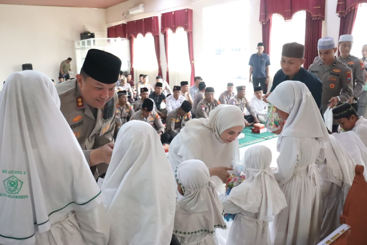 Polres Mojokerto Kota Peringati Isra Mi’raj dengan Berbagi Santunan