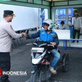 Polres Gresik Berikan SIM D dan Helm Gratis bagi Penyandang Disabilitas