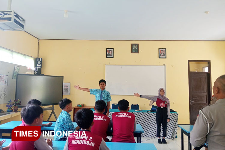 Latih PKS, Siswa SMPN 2 Ngadirojo Pacitan Dibekali 12 Gerakan Lalu Lintas