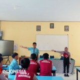 Latih PKS, Siswa SMPN 2 Ngadirojo Pacitan Dibekali 12 Gerakan Lalu Lintas