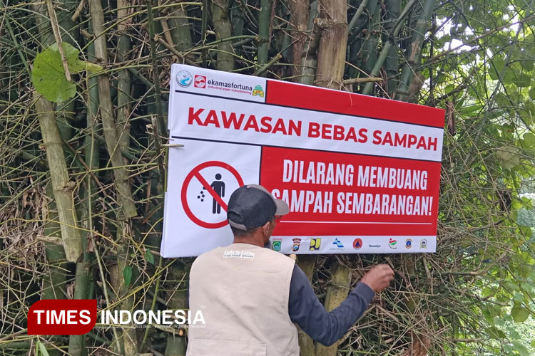 Warga-dan-relawan-berbagai-komunitas-membersihkan-sampah-menumpuk-dan-bau-b.jpg