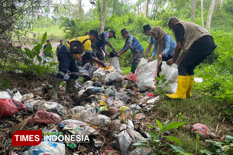 Sampah Menumpuk di Sempadan Kalimetro di Genengan Pakisaji Malang Ditangani Relawan