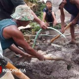 Rusak Bertahun-tahun, Warga Desa Sumberanyar Bondowoso Perbaiki Jalan Secara Swadaya