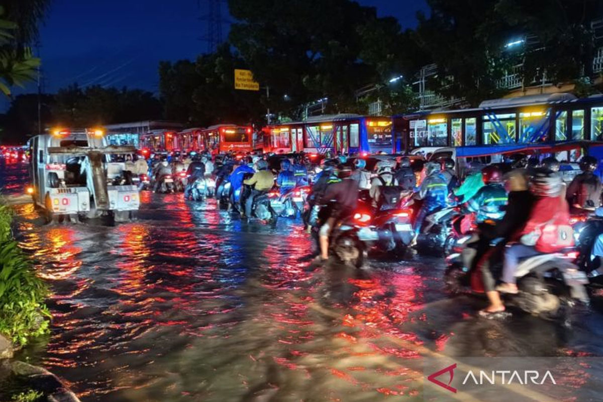 Banjir Rendam Jalan Di Panjaitan Jaktim, Lalu Lintas Macet Parah