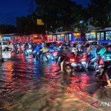 Banjir 20 Cm Lumpuhkan Arus Lalu Lintas DI Panjaitan Jaktim