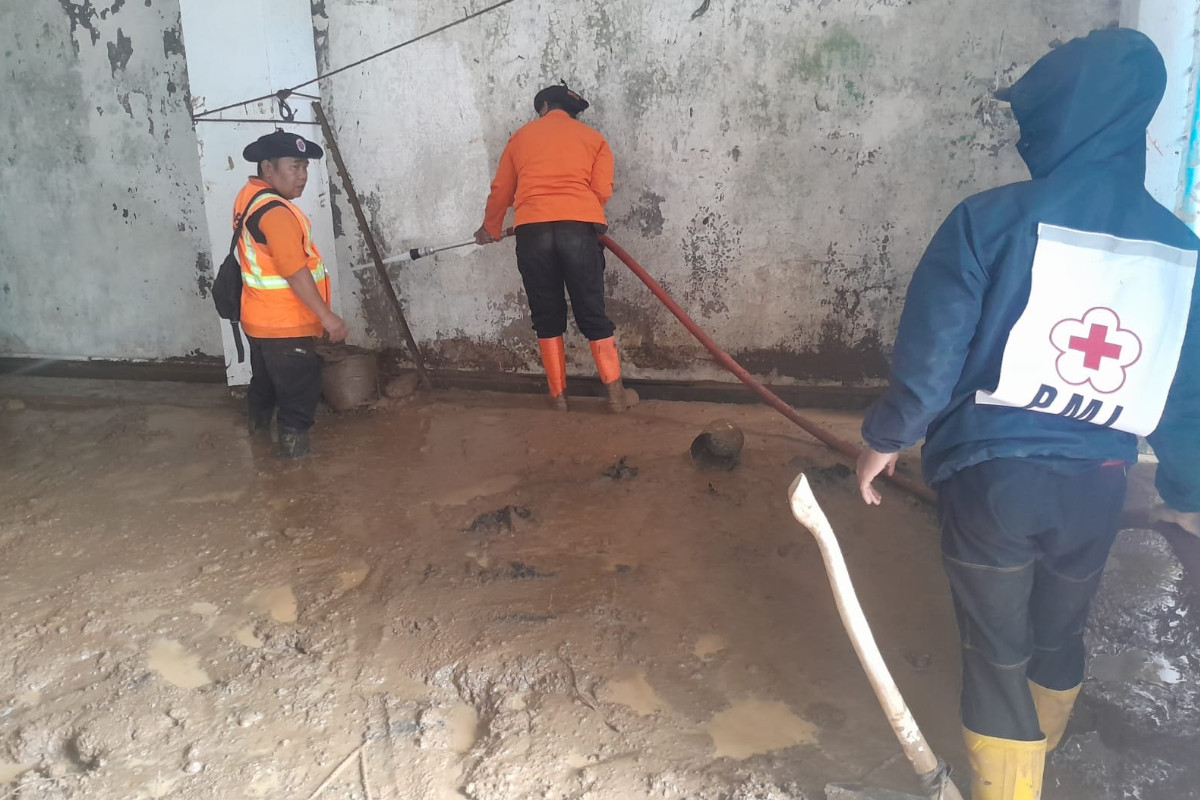 Banjir Lumpur Rendam Fasilitas dan Jebol Tembok MI di Pujon Malang
