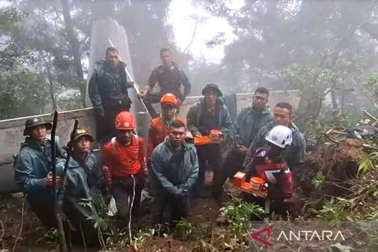 Basarnas Serahkan Black Box Pesawat IAT ke KNKT untuk Selidiki Penyebab Kecelakaan di Bulusaraung