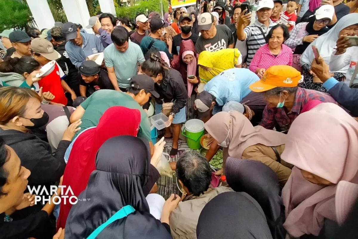 Ribuan Warga Pati Gelar Syukuran di Alun-Alun Usai Bupati Sudewo Jadi Tersangka