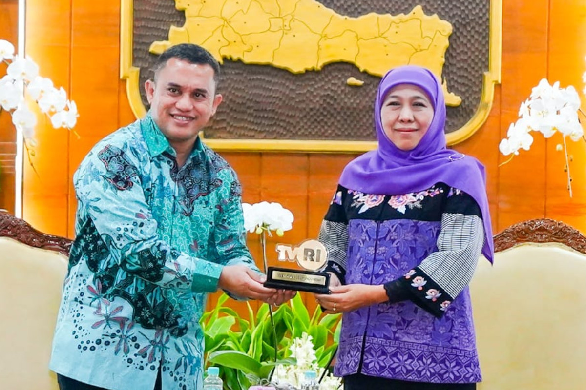 Gubernur-Khofifah-LPP-TVRI-Jawa-Timur-Syalom-2.jpg