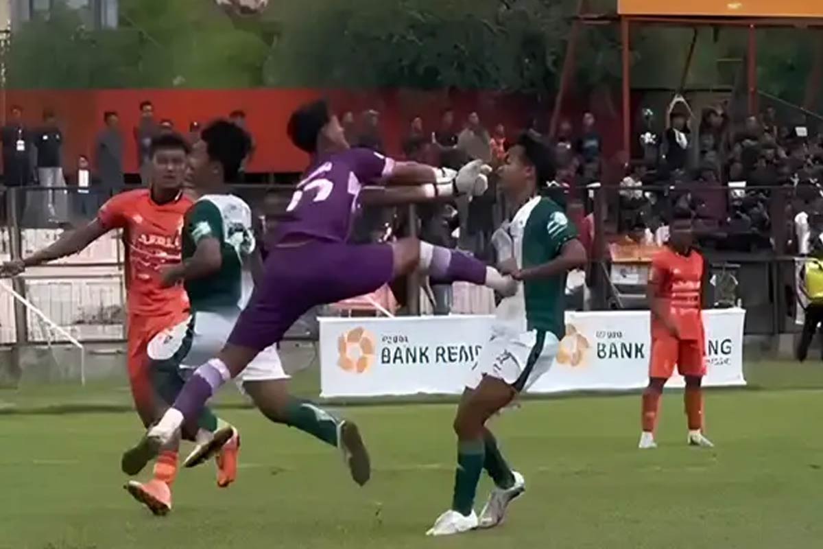 Tendangan Kungfu ke Pemain Persikaba, Kiper PSIR Dilarang Beraktivitas Seumur Hidup