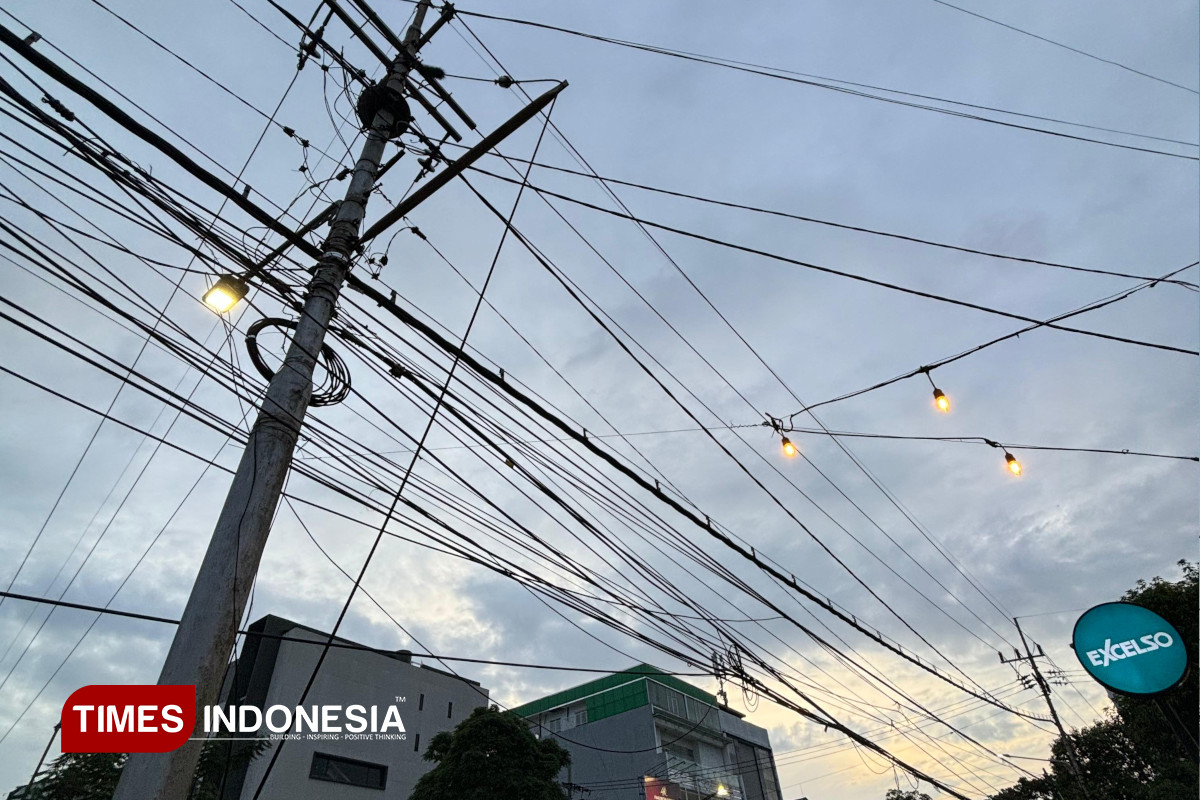 Kabel Ruwet di Surabaya, Tak Hanya Ganggu Estetika Tapi Juga Ancam Keselamatan Warga