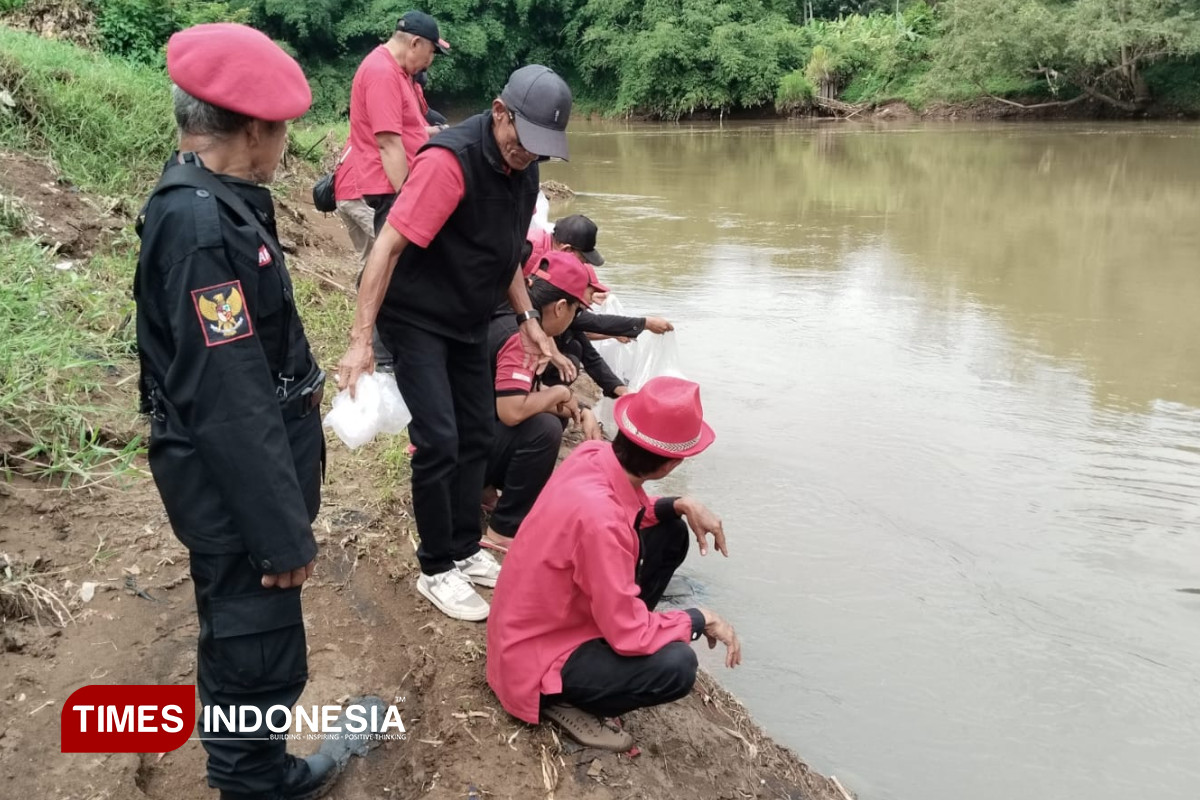 Cara PDIP Kota Banjar Rayakan HUT Partai, Melepas Ribuan Benih Ikan di Sungai Citanduy