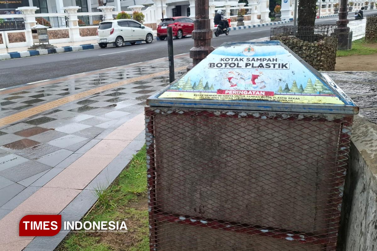 DLH Pacitan Keluhkan Limbah Rumahan Dibuang ke Tempat Sampah Khusus Pejalan Kaki