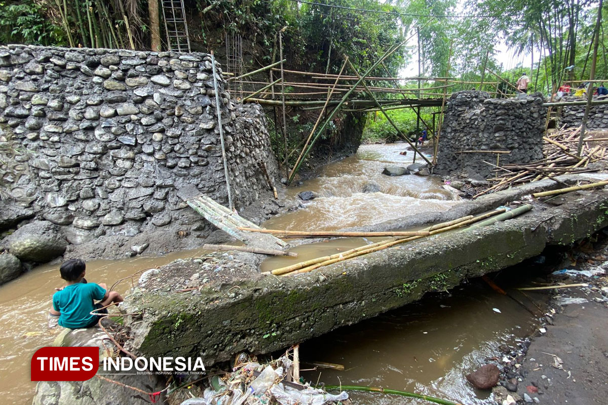 Warga Bondowoso Bangun Jembatan Antardesa dari Iuran Warga