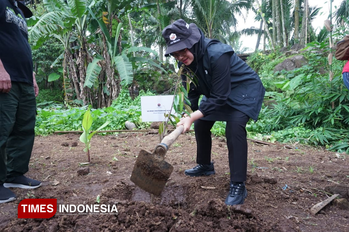 Harlah ke-53, PDI Perjuangan Banyuwangi Bersama Bupati Ipuk Gelar Aksi Rawat Pertiwi