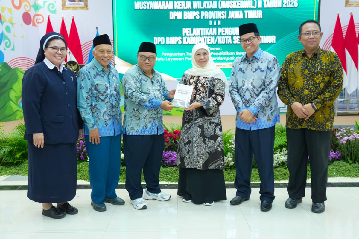 Gubernur Khofifah Terima Penghargaan dari Badan Musyawarah Perguruan Swasta