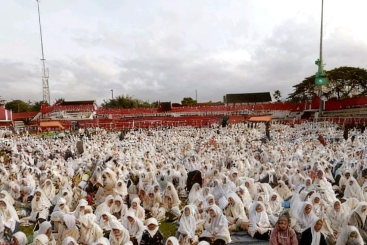 Puluhan Ribu Jemaah Ikuti Istighotsah Kubro Harlah NU ke-100 di Stadion Supriyadi Blitar