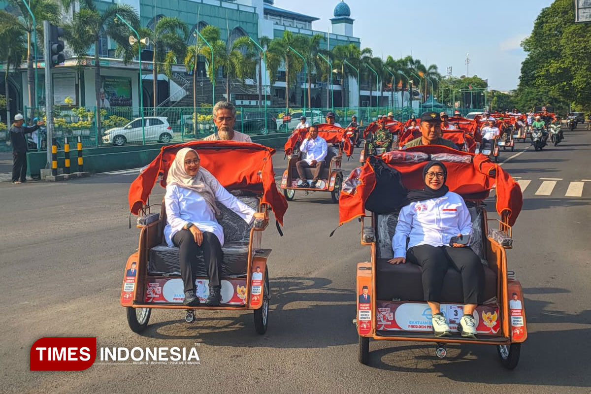 Pembecak di Banyuwangi Semringah Dapat Hadiah Becak Listrik dari Presiden Prabowo