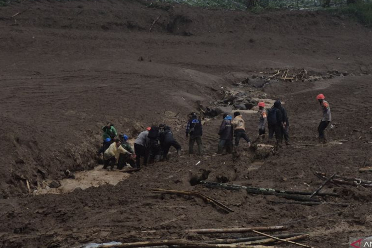 Tim Gabungan Cari Korban Longsor dan Banjir Bandang di Bandung Barat
