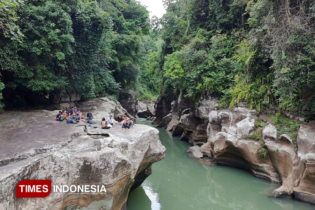 keindahan-Tonjong-Canyon-Cipatujah-a.jpg