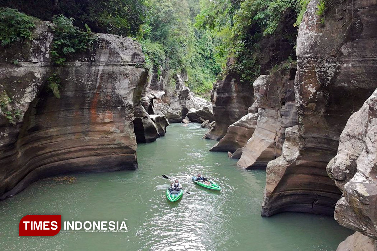Tonjong Canyon Cipatujah, Sungai Hijau di Balik Tebing Batu Purba Tasikmalaya