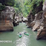 Tonjong Canyon Cipatujah, Sungai Hijau di Balik Tebing Batu Purba Tasikmalaya