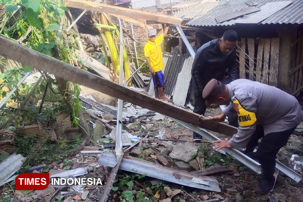 Polres Pacitan Sigap Bantu Warga Arjosari yang Atap Rumahnya Rusak Diterjang Angin Kencang