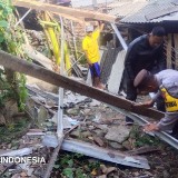 Polres Pacitan Sigap Bantu Warga Arjosari yang Atap Rumahnya Rusak Diterjang Angin Kencang