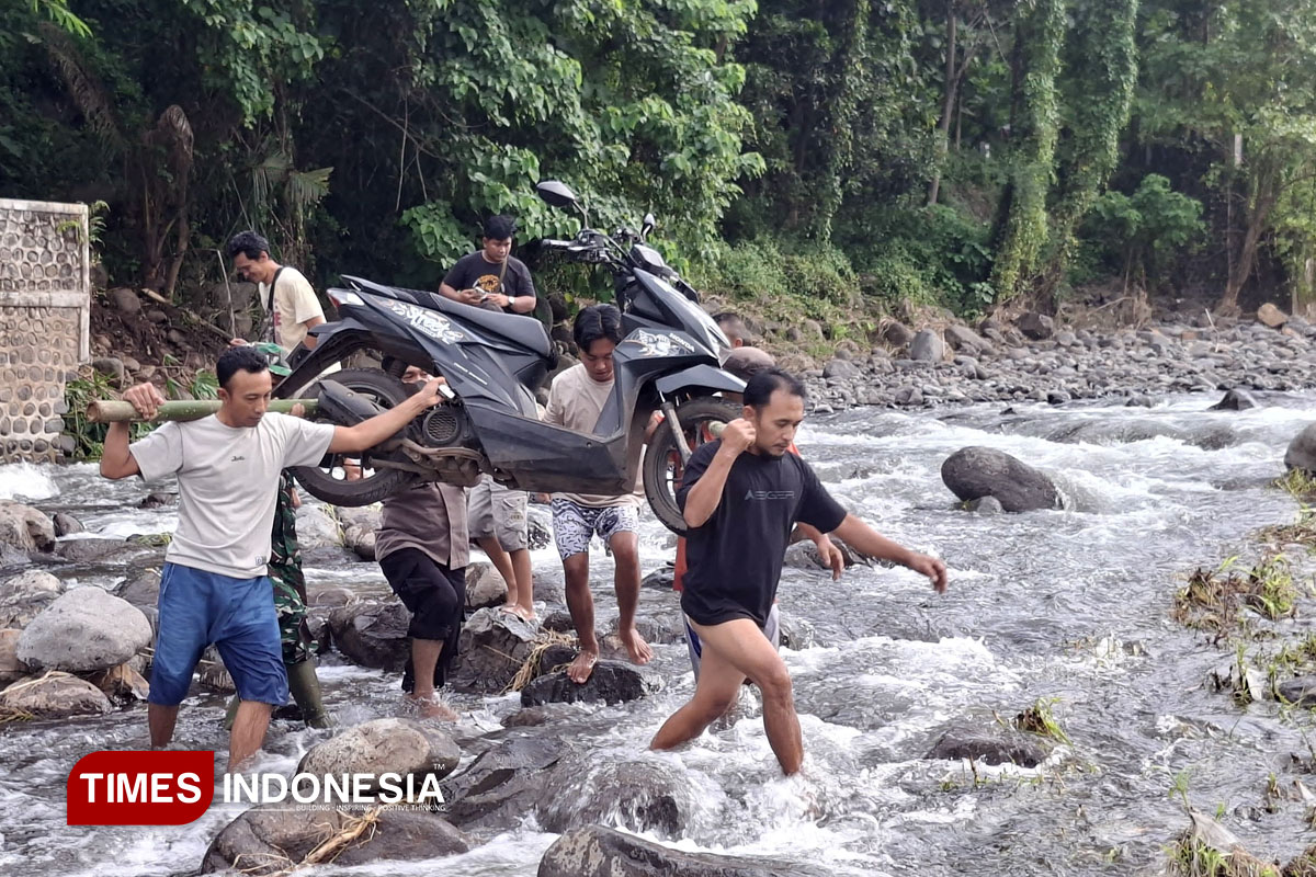 warga-angkat-motor-karena-akses-putus-pasca-bencana.jpg
